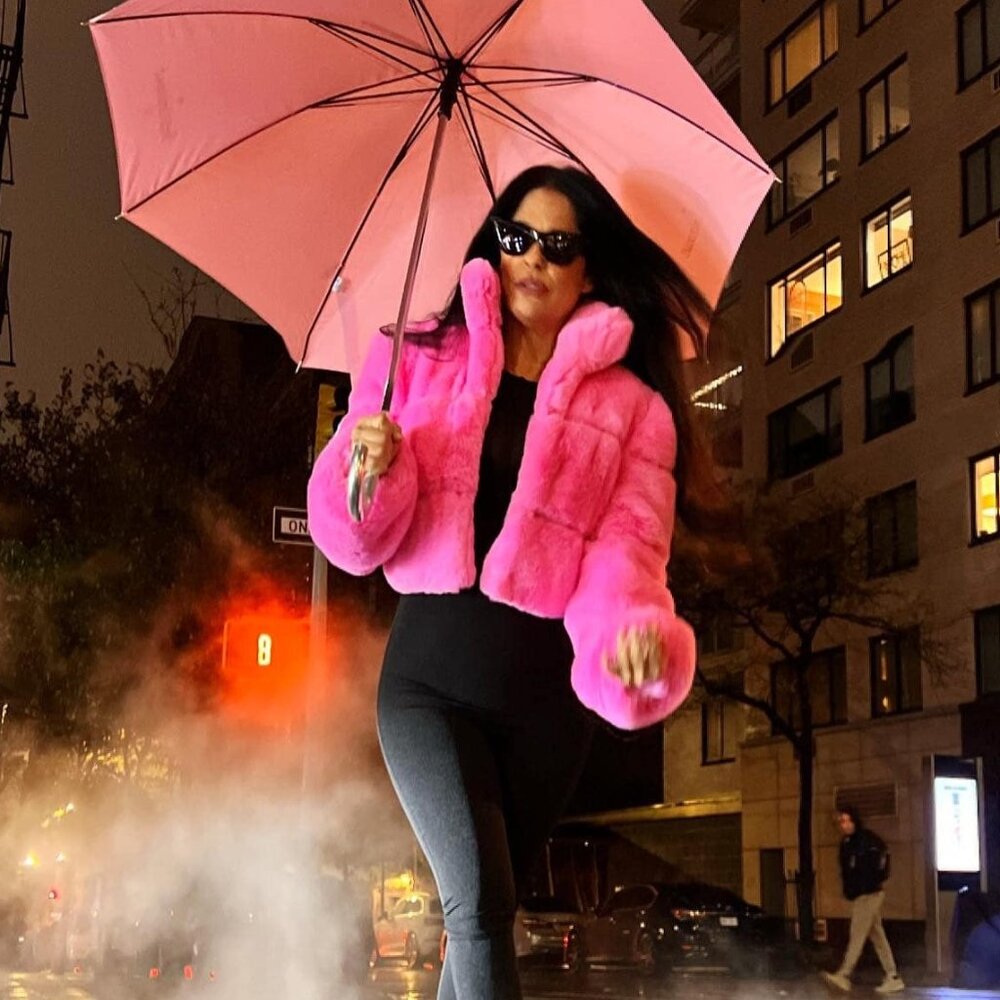 Luxurious pink faux fur cropped jacket by Martha Debayle, Size S